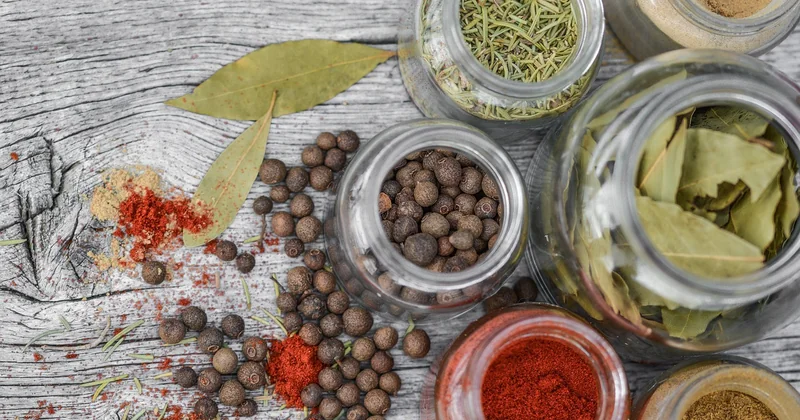 Variantes épicées régionales : harissa, curry, chipotle