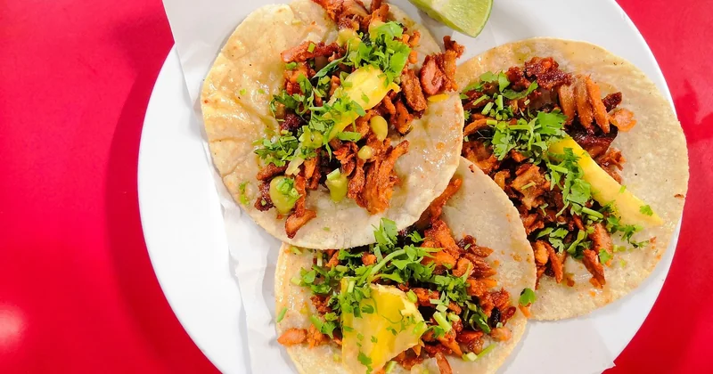 Recette : tacos mexicains au poulet, sauce verte et oignons marinés